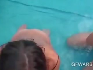 Lesbos paliza cada otros coños en un plástico piscina al aire libre