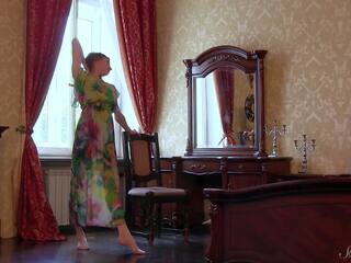 Lang kjole søta annett admires den speil og positurer naken i seng!