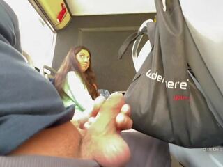 Een vreemdeling minnaar jerked af en zoog mijn phallus in een publiek bus vol van mensen