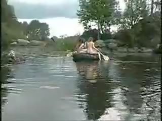 三 大 女孩 裸体 女孩 在 该 丛林 上 船 为 公鸡 打猎