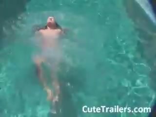 Unbelievably fascinating delgado novia nadando desnudo