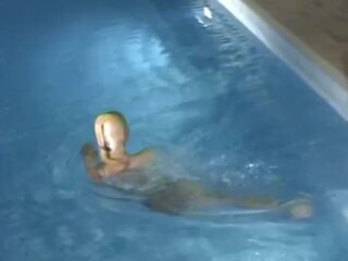 Zwei feucht encased glänzend strumpfhose desiring lesben spielend im schwimmbad - nylon maske