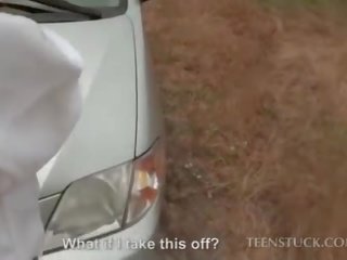 Fascinating bruden knull en främling i hans bil