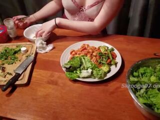 Foodporn ep.1 noodles e nudes- chinesa senhora cooks em lingerie e é uma merda bbc para dessert 4k 烹饪表演 xxx clipe vídeos