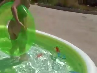 Playful blond teismeline sisse bikiinid ribadeks ja teasestab sisse a bassein