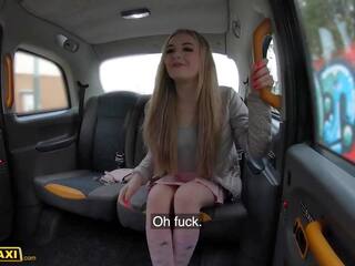 Falso taxi inglese turista cutie cavalcate suo autista su sedile posteriore