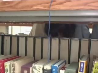 Nuori ms haparoi sisään kirjasto