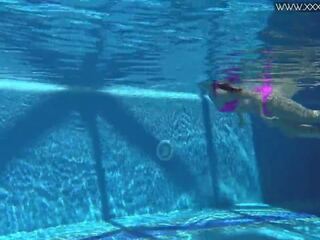 Erotisk jessica lincoln swims naken i den basseng: gratis kjønn film 77