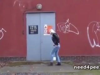Amateur girlfriend Hides Behind A Wall To Take A Pee