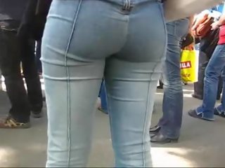 Culo in stretta pocketless jeans