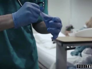 Pure tabu perv surgeon annab teismeline patsient tupp eksam