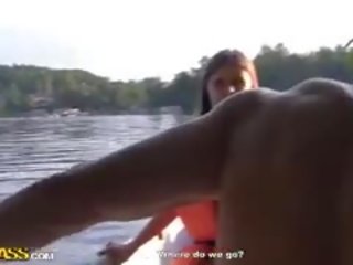 Lieknas mergaitė gauna prikaltas į as valtis į a mmf seksas tryse