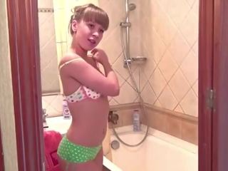 年轻 carrie 表现 奶 和 的阴户 在 一 淋浴 浴室 脏 电影 剪辑