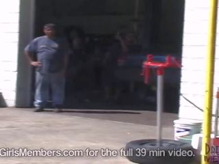 거대한 18 년 늙은 농장 소녀 왔다 에 플로리다 에 도착 벌거 벗은 트리플 엑스 비디오 클립