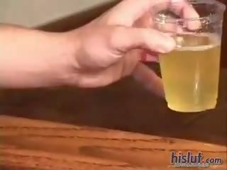 Sabrina er pissing til en glass