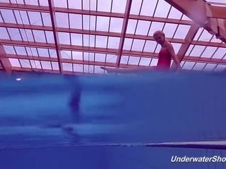 Proklova neemt af bikini en swims onder water-