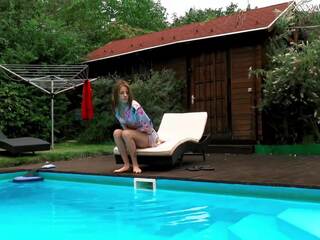 Maďarské maličké chudé med hermione nahé v bazén