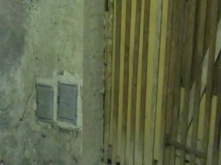 Webkamera mov i källaren med snäva streetwalker fingrar och anala dildon