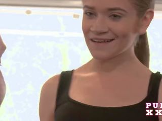 Малък австралийски бретон тя гимнастически салон инструктор