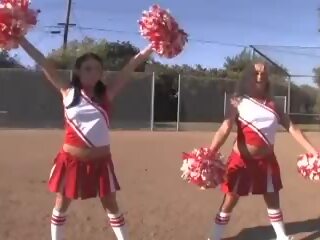Cheerleaderka dziewczyny immediately następujący football gra z quarterback