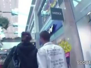 Млад чешки тийн прецака в търговски център за пари от 2 немски youths