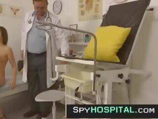Verrukkelijk achttien checked door oud gyno medisch practitioner verborgen camera