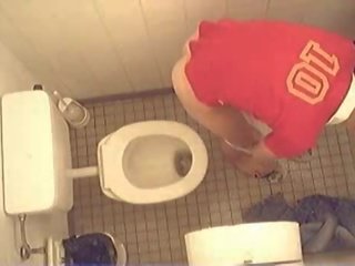 Rubia adolescente haciendo pis oculto lavabo cámara