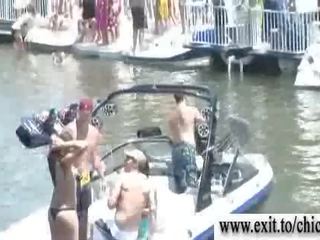 Outrageous bikini kyllinger ved offentlig båt fest vis
