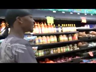 Amatör blir picked upp i supermarket