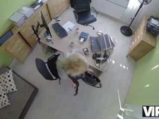 Vip4k. gražuolė jeune femme donne une tête et écarte les jambes au bureau de prêt