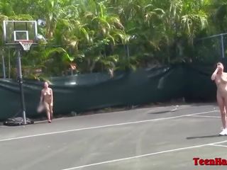 Desiring università giovanissima lesbiche giocare nuda tennis & goditi fica leccata divertimento