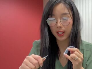 Bonita asiática médico estudiante en gafas y natural coño folla su tutor y consigue creampied