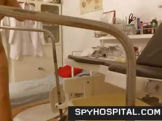 Magnificent nogi wysoki obcasy nastolatka went do ginekolog ukryty kamera wideo