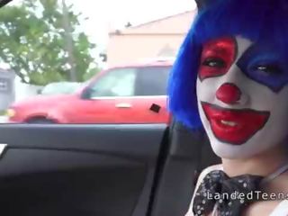 Giovanissima in clown costume partner multipli all’aperto a sborrata