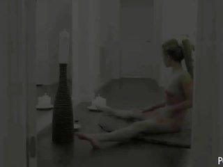Naken yoga exercises: fria tonårs högupplöst xxx video- klämma 4a