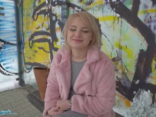 Publiek agent amatuer tiener met kort blondine haar chatted omhoog bij busstop en ingenomen naar kelder naar krijgen geneukt door groot snavel