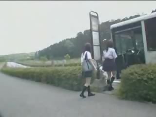 Giapponese ragazza e maniac in autobus spettacolo