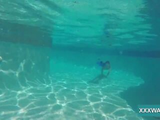 Glorious brunetka strumpet słodycze swims podwodne, xxx film 32