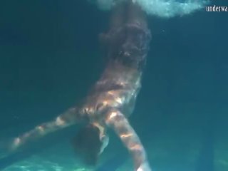 Berpakaian di bawah air deity bulava lozhkova berenang telanjang