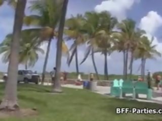 Τόπλες μπικίνι παραλία εφηβική ηλικία φυσώντας