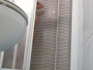 Szpiegowanie na seksowne żona golenie cipka w prysznic