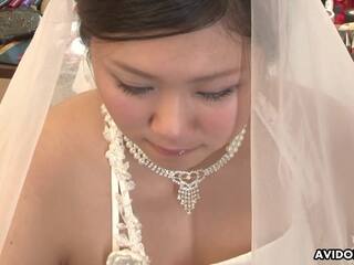 魅力的な 若い 女性 で a 結婚式 ドレス