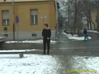 Dame urineren in snow