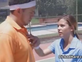 Grande cavalinho jovem grávida fodido em ténis tribunal