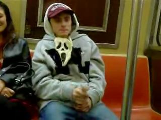 Pazzo ragazzo segarsi spento in il metro