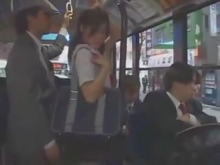 אסייתי נוער נערה מגוששת ב אוטובוס על ידי קבוצה