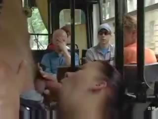 Russo giovane femmina prende scopata in il autobus