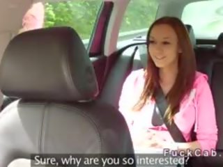 Krūtinga europietiškas paauglys susitrenkiau į padirbtas taksi