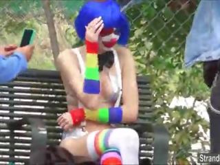 Tonårs mikayla den clownen filmer främling henne borrat bröstvårtor
