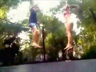 Teismeliseiga keppimine edasi a trampoline